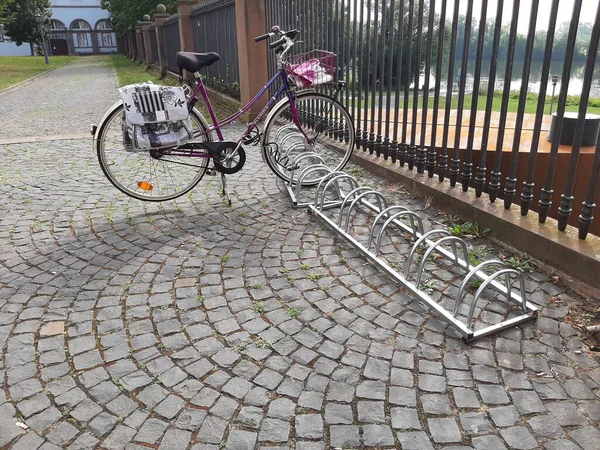 Dekorative Und Dekorative Fahrradabstellplätze Aus Metall — Stockfoto