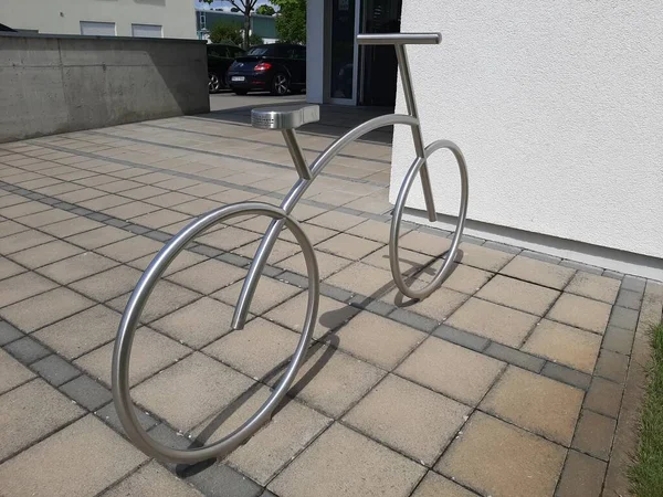 Dekoracyjny Metalowy Parking Dla Rowerów — Zdjęcie stockowe