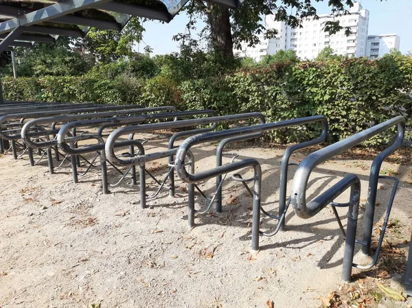 Декоративно Металлическая Парковка Велосипедов — стоковое фото