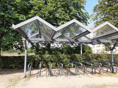 Süslü ve dekoratif metal bisiklet park yeri