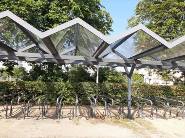 Süslü ve dekoratif metal bisiklet park yeri