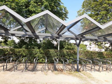 Süslü ve dekoratif metal bisiklet park yeri