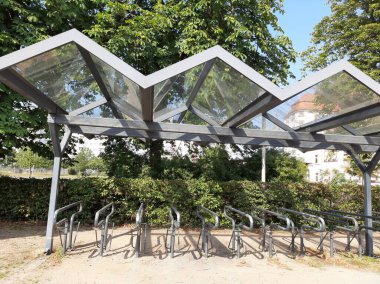 Süslü ve dekoratif metal bisiklet park yeri