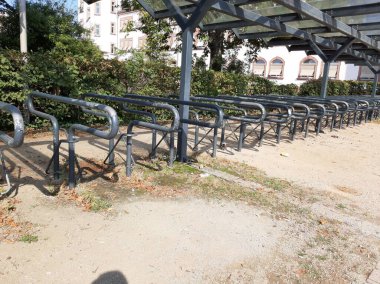 Süslü ve dekoratif metal bisiklet park yeri