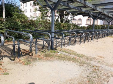 Süslü ve dekoratif metal bisiklet park yeri