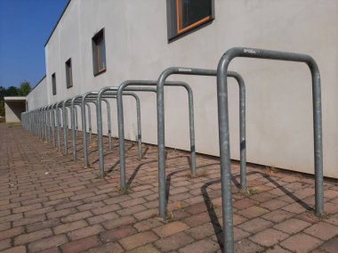 Süslü ve dekoratif metal bisiklet park yeri