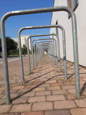 Süslü ve dekoratif metal bisiklet park yeri