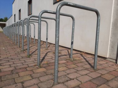 Süslü ve dekoratif metal bisiklet park yeri