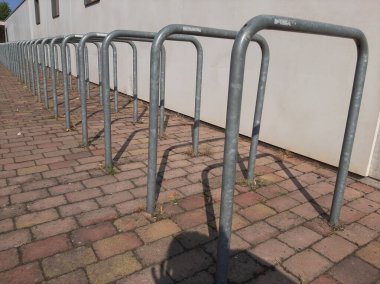 Süslü ve dekoratif metal bisiklet park yeri