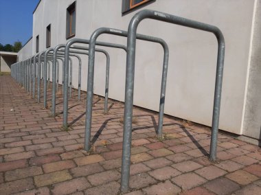 Süslü ve dekoratif metal bisiklet park yeri