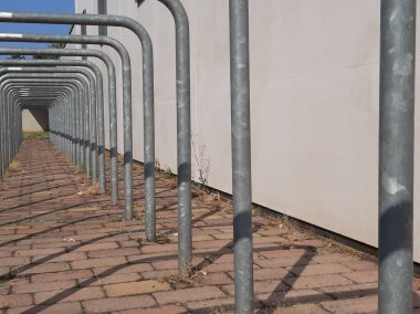 Süslü ve dekoratif metal bisiklet park yeri