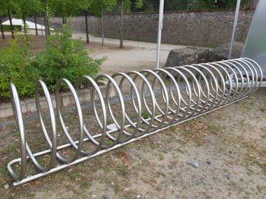 Süslü ve dekoratif metal bisiklet park yeri