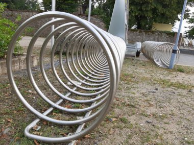 Süslü ve dekoratif metal bisiklet park yeri