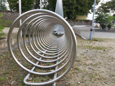 Süslü ve dekoratif metal bisiklet park yeri
