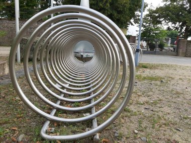 Süslü ve dekoratif metal bisiklet park yeri