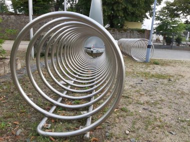 Süslü ve dekoratif metal bisiklet park yeri