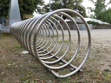 Süslü ve dekoratif metal bisiklet park yeri