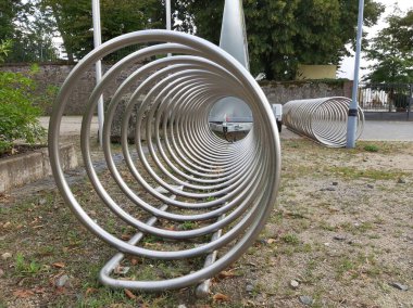 Süslü ve dekoratif metal bisiklet park yeri