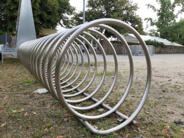 Süslü ve dekoratif metal bisiklet park yeri
