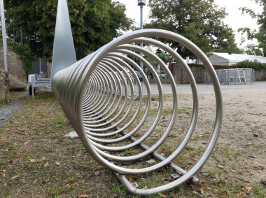 Süslü ve dekoratif metal bisiklet park yeri