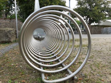 Süslü ve dekoratif metal bisiklet park yeri