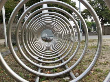 Süslü ve dekoratif metal bisiklet park yeri