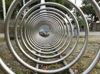 Süslü ve dekoratif metal bisiklet park yeri