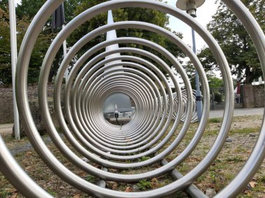 Süslü ve dekoratif metal bisiklet park yeri