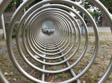 Süslü ve dekoratif metal bisiklet park yeri