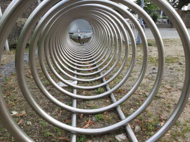 Süslü ve dekoratif metal bisiklet park yeri