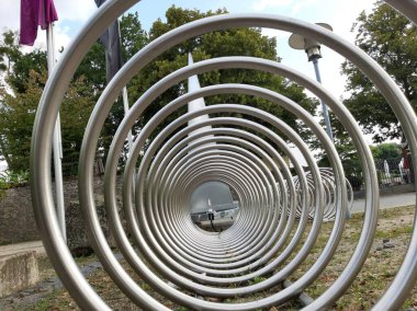 Süslü ve dekoratif metal bisiklet park yeri