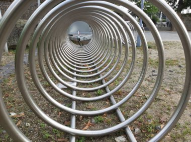 Süslü ve dekoratif metal bisiklet park yeri