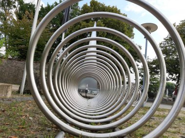 Süslü ve dekoratif metal bisiklet park yeri