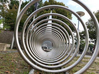 Süslü ve dekoratif metal bisiklet park yeri