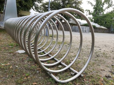 Süslü ve dekoratif metal bisiklet park yeri