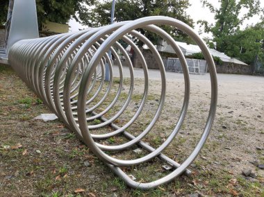 Süslü ve dekoratif metal bisiklet park yeri