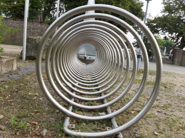 Süslü ve dekoratif metal bisiklet park yeri