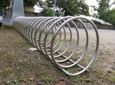 Süslü ve dekoratif metal bisiklet park yeri