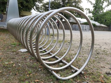 Süslü ve dekoratif metal bisiklet park yeri