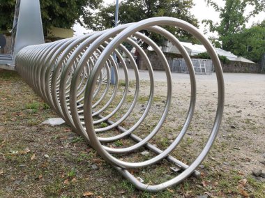 Süslü ve dekoratif metal bisiklet park yeri