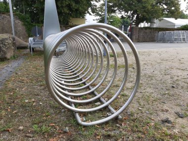Süslü ve dekoratif metal bisiklet park yeri