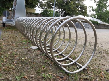 Süslü ve dekoratif metal bisiklet park yeri