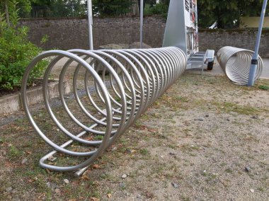 Süslü ve dekoratif metal bisiklet park yeri