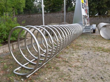 Süslü ve dekoratif metal bisiklet park yeri