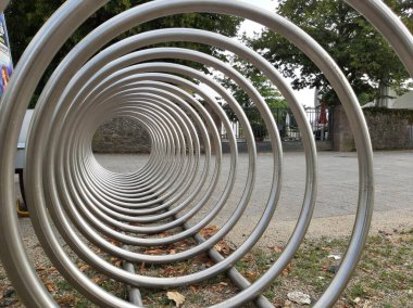 Süslü ve dekoratif metal bisiklet park yeri