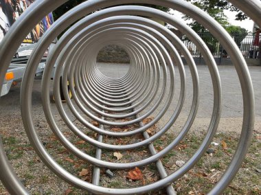 Süslü ve dekoratif metal bisiklet park yeri