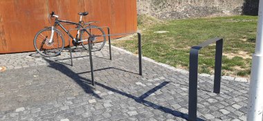 Süslü ve dekoratif metal bisiklet park yeri