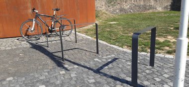 Süslü ve dekoratif metal bisiklet park yeri