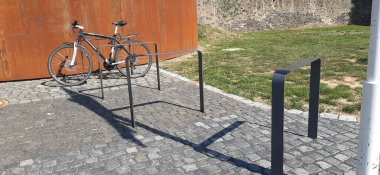 Süslü ve dekoratif metal bisiklet park yeri