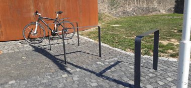 Süslü ve dekoratif metal bisiklet park yeri